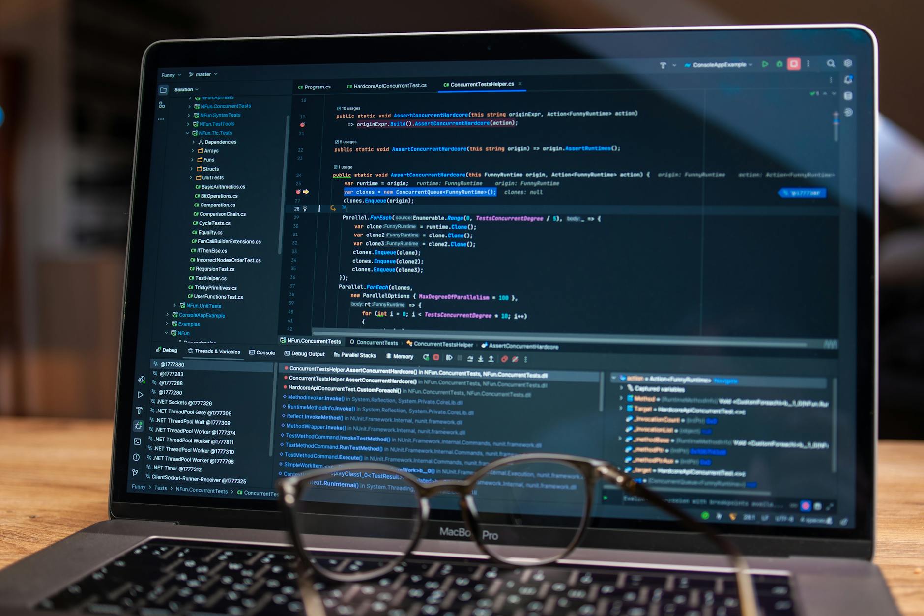 Standard-Software vs. Individualentwicklung: Wann lohnt sich was für KMUs?